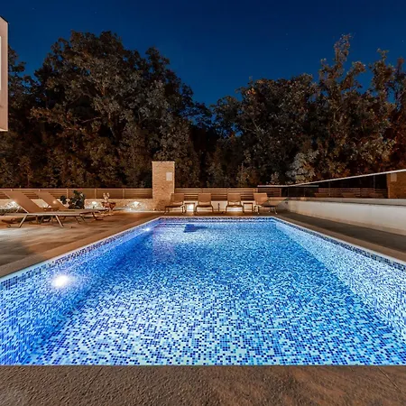 Βίλα Luxury Oriolus, Heated Pool, Sauna, Split *